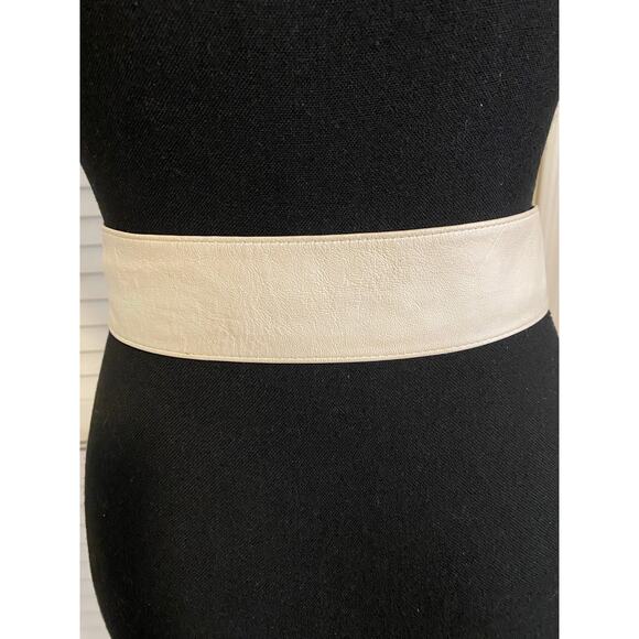 Vintage Etienne Aigner off white soft sash style leather Belt‎ size 26 - Picture 2 of 6